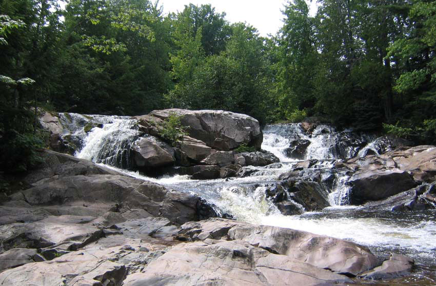 Yellow Dog River Falls. Photo by Fang Aili.